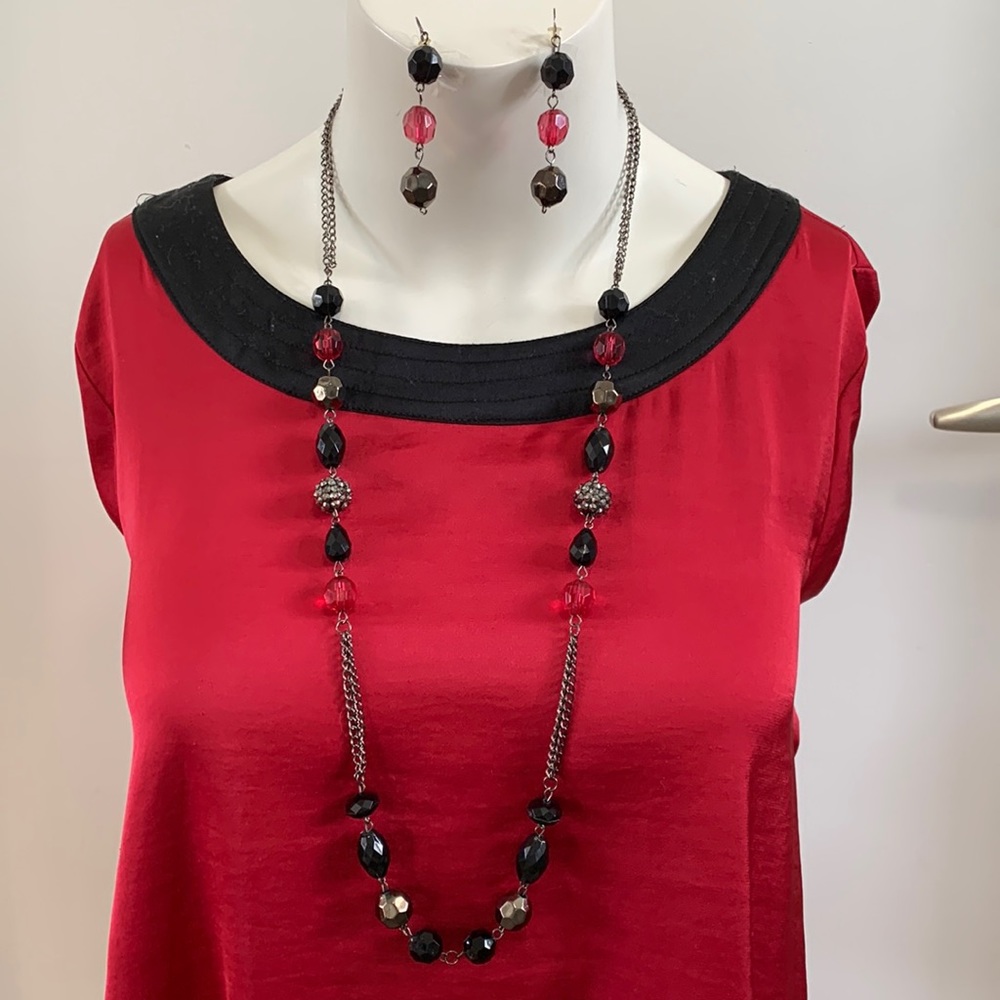 CHARMING CHARLIE Beaded black and red set